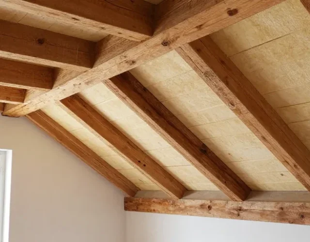 comment isoler un plafond en laissant les poutres apparentes